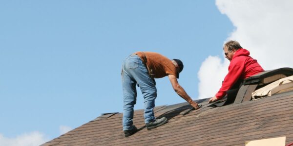 roofers-working-on-a-roof-without-the-proper-safety-equipment